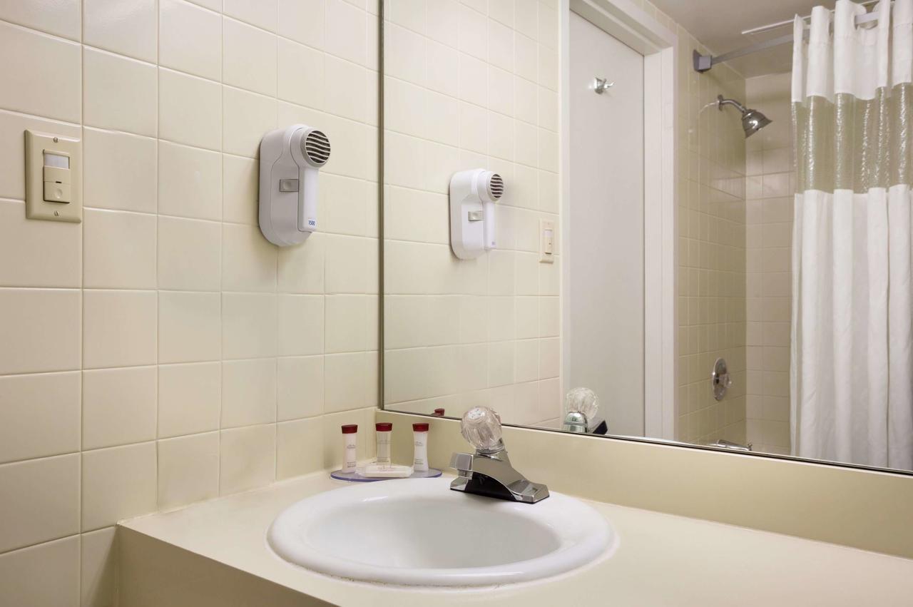 Days Inn & Suites By Wyndham Elyria Buitenkant foto