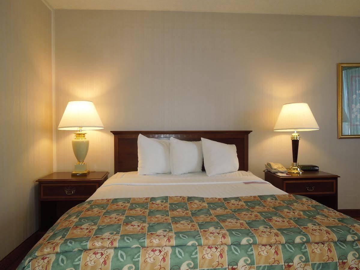 Days Inn & Suites By Wyndham Elyria Buitenkant foto