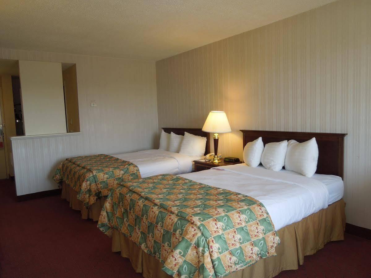Days Inn & Suites By Wyndham Elyria Buitenkant foto
