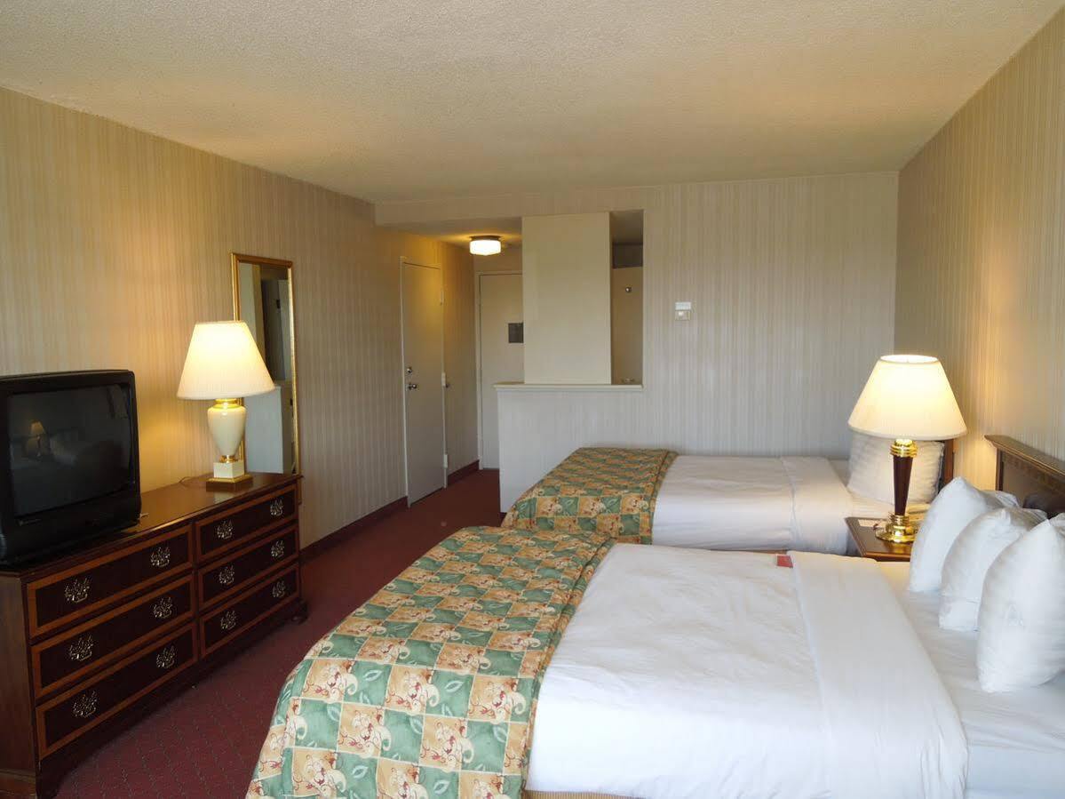 Days Inn & Suites By Wyndham Elyria Buitenkant foto