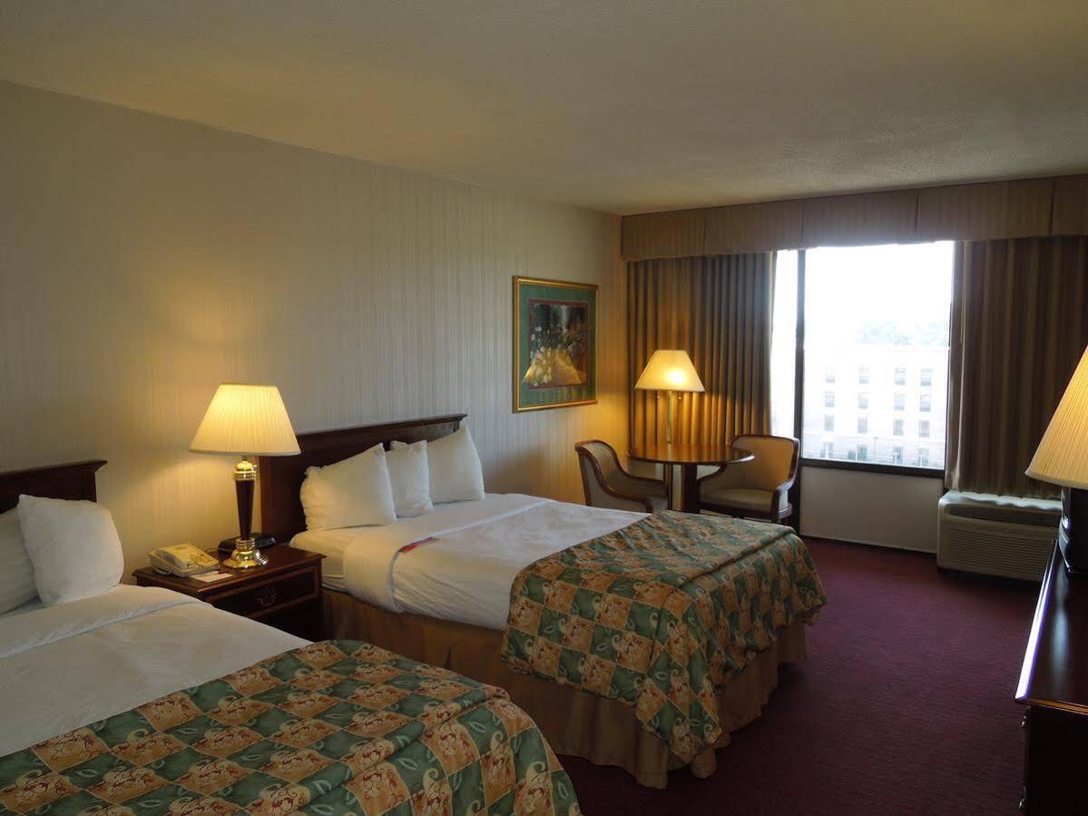 Days Inn & Suites By Wyndham Elyria Buitenkant foto