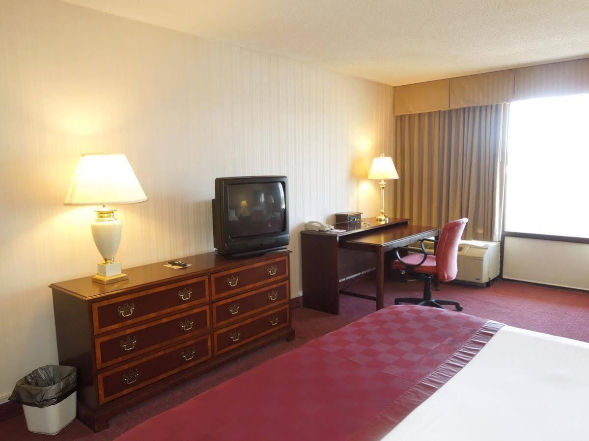 Days Inn & Suites By Wyndham Elyria Buitenkant foto