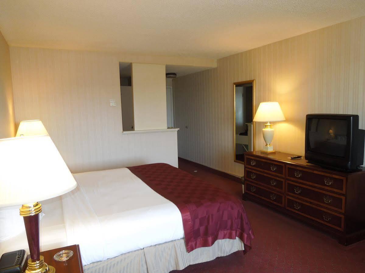 Days Inn & Suites By Wyndham Elyria Buitenkant foto