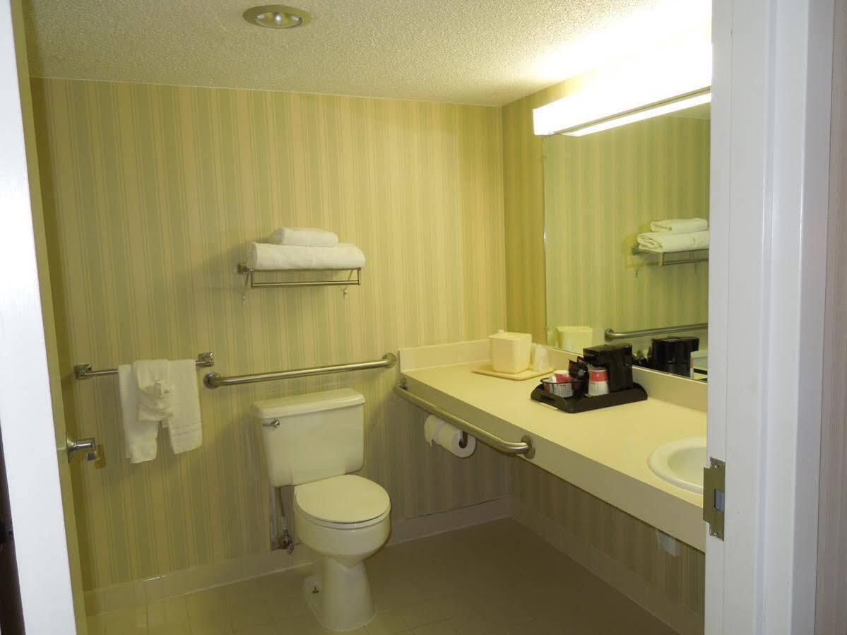 Days Inn & Suites By Wyndham Elyria Buitenkant foto
